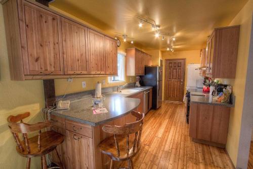 Pine Mountain Chalet by Lake Tahoe Accommodations - image 3