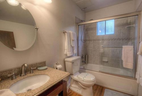 Pine Mountain Chalet by Lake Tahoe Accommodations - image 8