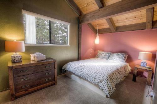 Pine Mountain Chalet by Lake Tahoe Accommodations - image 12