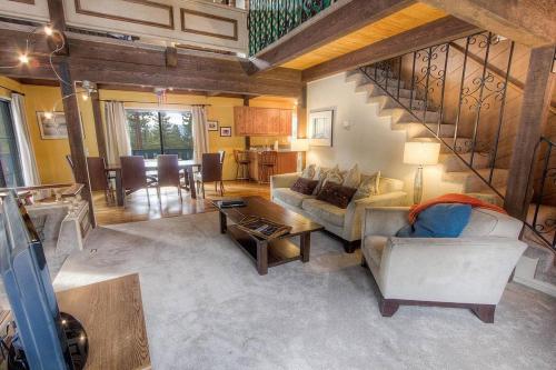 Pine Mountain Chalet by Lake Tahoe Accommodations - image 10