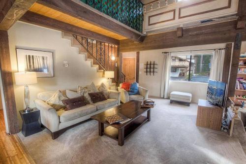 Pine Mountain Chalet by Lake Tahoe Accommodations - image 7