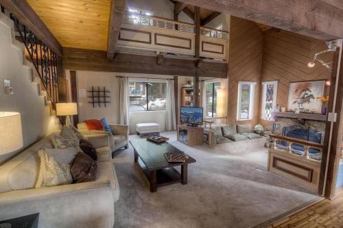 Pine Mountain Chalet by Lake Tahoe Accommodations - image 6