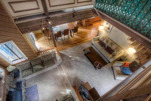 Pine Mountain Chalet by Lake Tahoe Accommodations - image 5