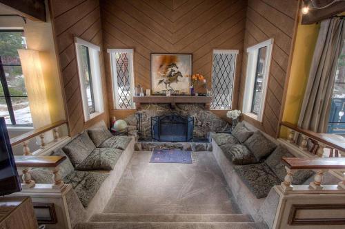 Pine Mountain Chalet by Lake Tahoe Accommodations - image 4