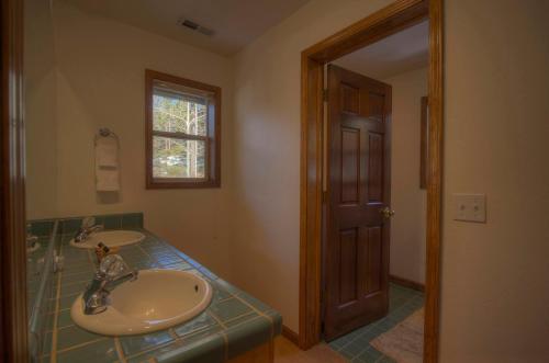 High Meadows HIdeaway by Lake Tahoe Accommodations - image 10