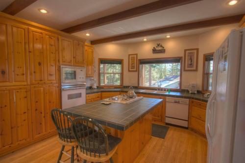 High Meadows HIdeaway by Lake Tahoe Accommodations - image 2