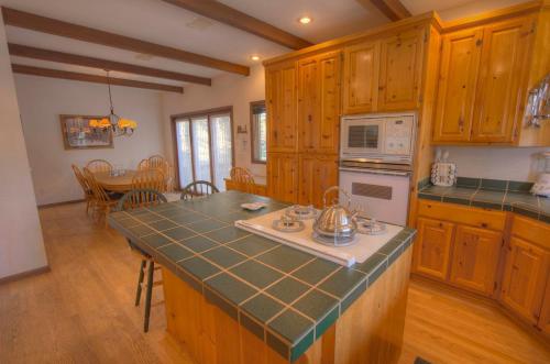 High Meadows HIdeaway by Lake Tahoe Accommodations - image 7