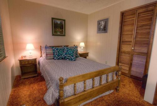 Cozy Cabin by Lake Tahoe Accommodations - image 4