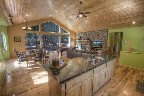 Hawks View Hideaway by Lake Tahoe Accommodations - image 4