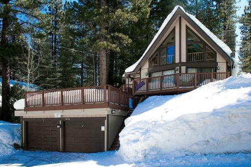 Rocky Top Retreat by Lake Tahoe Accommodations - image 2