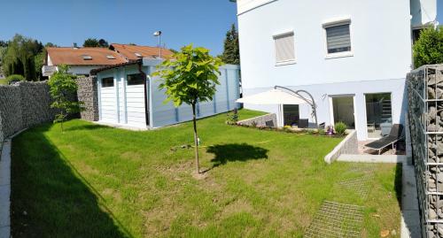 . Casa Elea, die Ferienwohnung mit Terrasse und Garten am Tor zum Bodensee