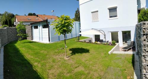 Casa Elea, die Ferienwohnung mit Terrasse und Garten am Tor zum Bodensee - Apartment - Stockach