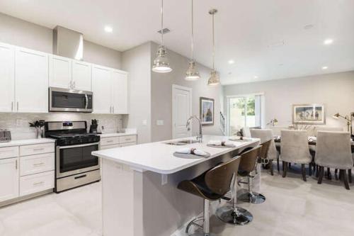 4 BR 4 BA Deluxe Villa 1804ft² 5min to Disney Parks