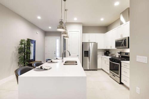 4 BR 4 BA Deluxe Villa 1804ft² 5min to Disney Parks - image 4