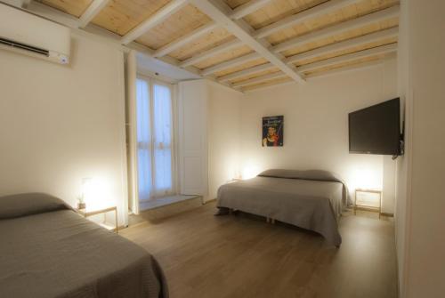 1 queen bed, 2 twin beds
