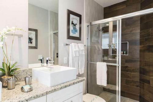 4 BR 4 BA Villa Self Check-In BBQ & Full Kitchen - image 25