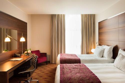 1 king bed, 2 twin beds