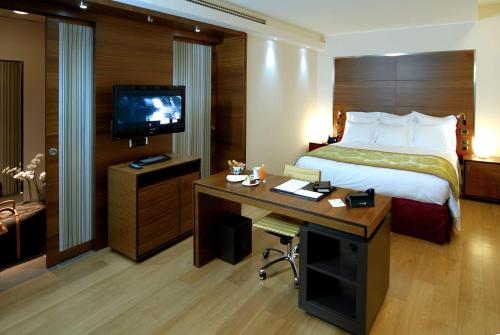 1 king bed, 1 sofa bed