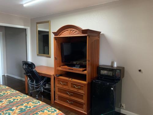Royal Inn & Suites – Knoxville, TN