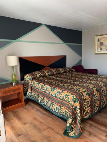 Royal Inn & Suites – Knoxville, TN