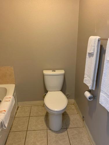 Royal Inn & Suites – Knoxville, TN