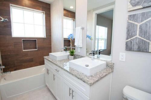 4 BR 4 BA Self Check-In Close to Disney Theme Parks - image 7