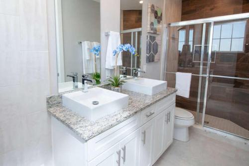 4 BR 4 BA Self Check-In Close to Disney Theme Parks - image 9