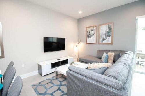 New 4 BR 4 BA Villa Ground Zero to Theme Parks - image 9