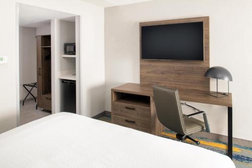1 king bed, 1 sofa bed