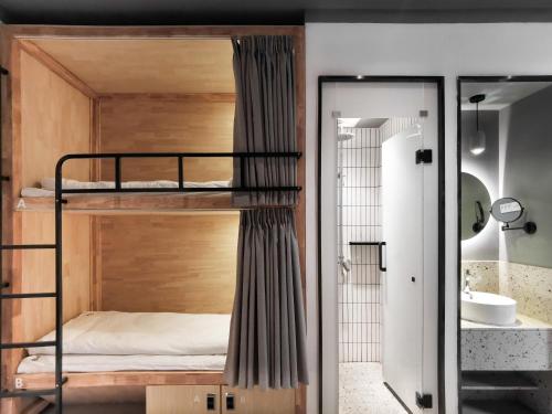 Twin Room with Bathroom image 2