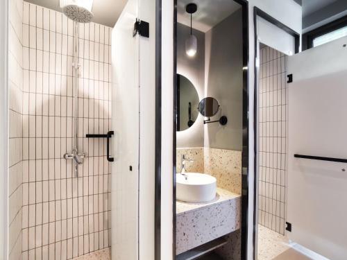 Twin Room with Bathroom image 3