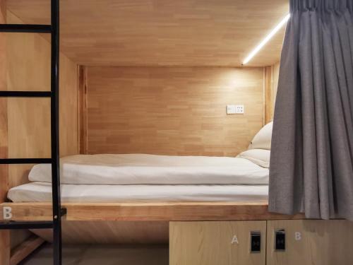 Twin Room with Bathroom image 4