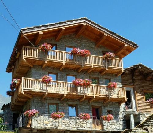 One bedroom chalet with enclosed garden and wifi at Planaz in Fontainemore