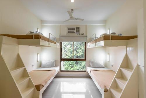 4 twin beds