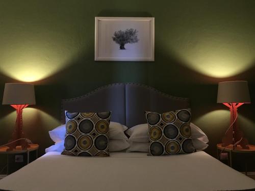 1 queen bed, 2 sofa beds