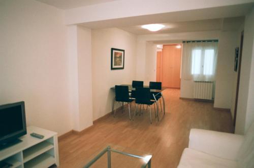 2 bedrooms, 6 beds
