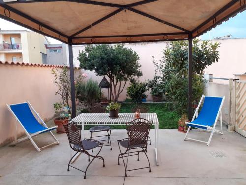 . One bedroom appartement with enclosed garden and wifi at Sestu