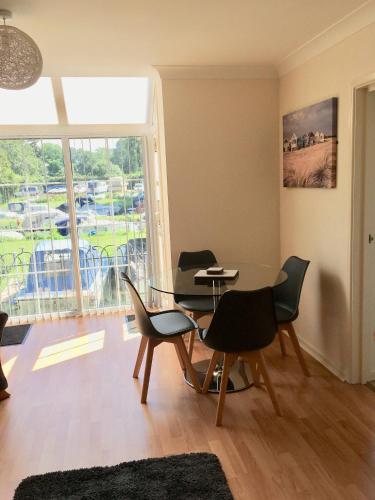 River Courtyard Apartment In The Heart Of Stneots - image 7