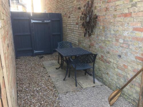 River Courtyard Apartment In The Heart Of Stneots - image 2