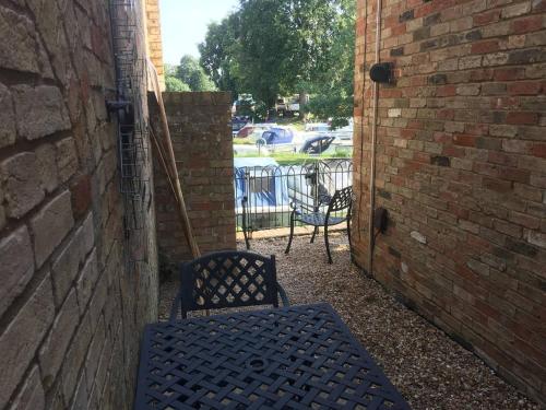 River Courtyard Apartment In The Heart Of Stneots - image 11