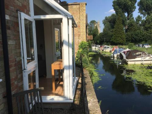 River Courtyard Apartment In The Heart Of Stneots - image 9