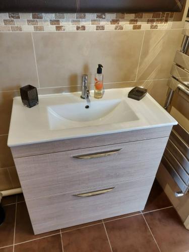 Waterfront Apartment In The Heart Of St Neots - image 10