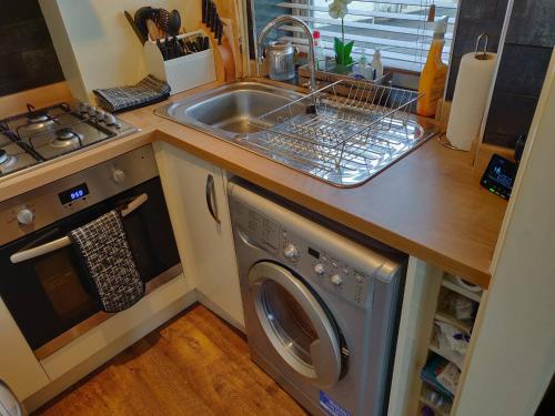 Waterfront Apartment In The Heart Of St Neots - image 3