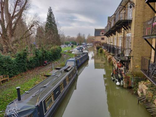 Waterfront Apartment In The Heart Of St Neots - image 8
