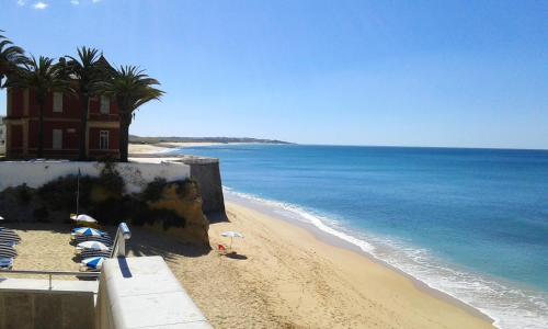  Apartment with 2 bedrooms in Armacao de Pera with wonderful sea view and furnished terrace 200 m from the beach, Unterkunft in Armação de Pêra