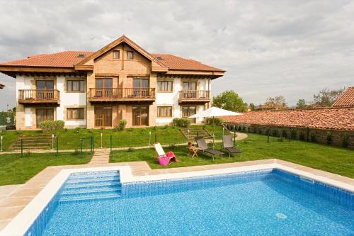  Apartamentos Ciudad de Petra, Pension in Santillana del Mar