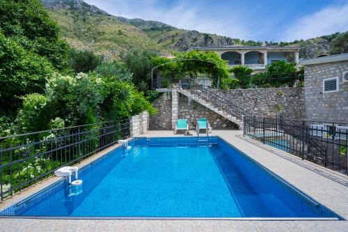 House by the sea with pool, Rijeka Rezhevichi (Petrovac)