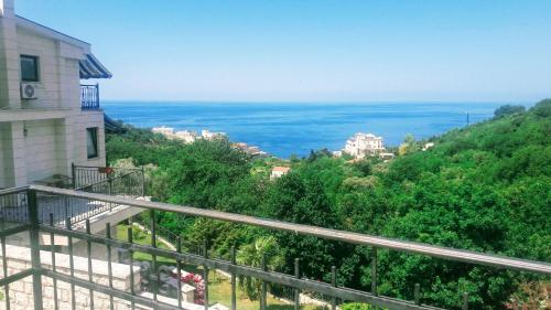 House by the sea with pool, Rijeka Rezhevichi (Petrovac)