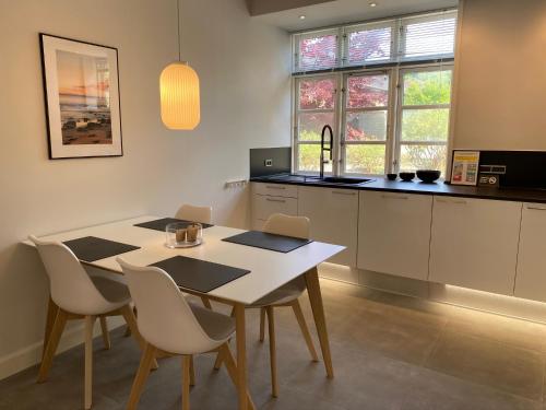 Salas de reuniones, The Old Mill - By the Lake - 2 Bedroom Apartment in City Center