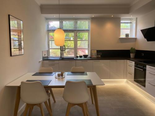 Instalaciones, The Old Mill - By the Lake - 2 Bedroom Apartment in City Center